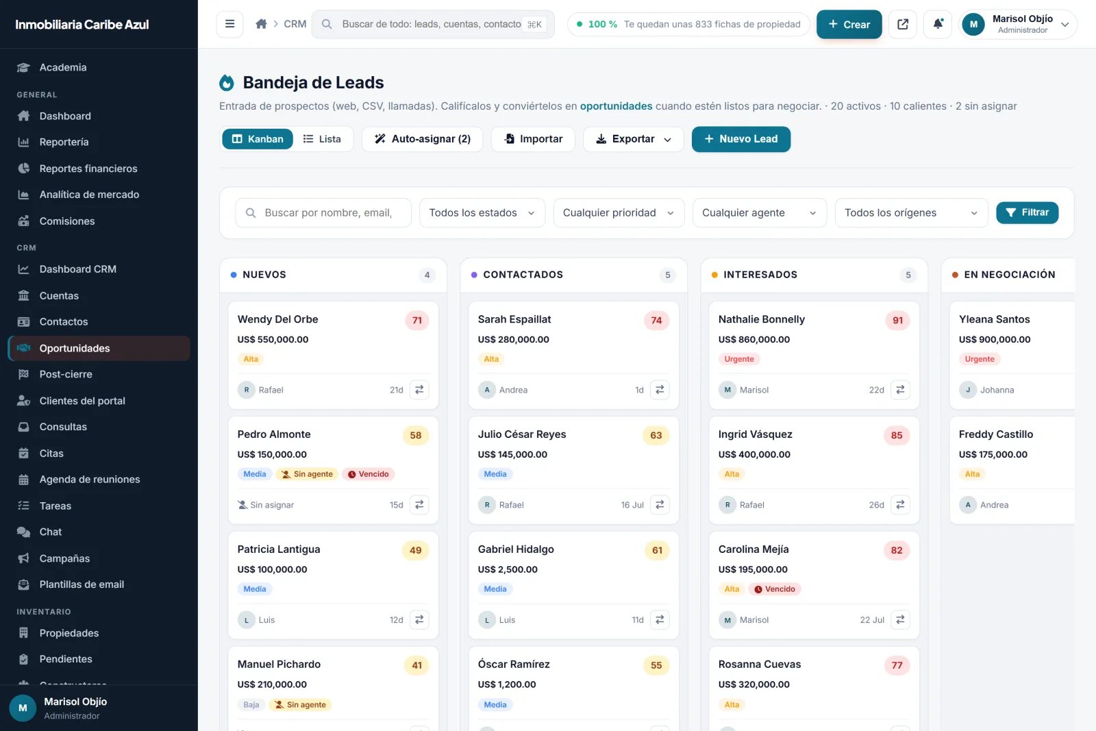Bandeja de leads en vista kanban, con columnas de nuevos, contactados, interesados y en negociación, cada tarjeta con su score y su asesor.
